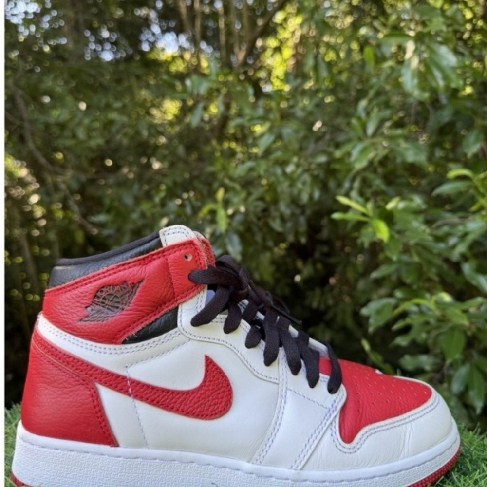 Jordan Retro One Mid size 6Y or fits women’s size 7.5